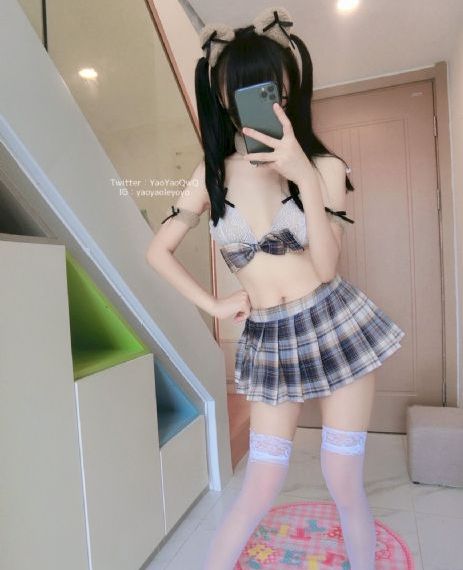车臣领导人儿子双持机枪激情射击