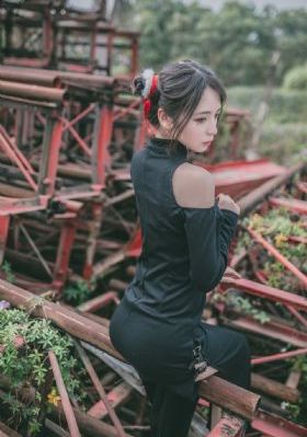 男人边吃奶摸下的激烈视频